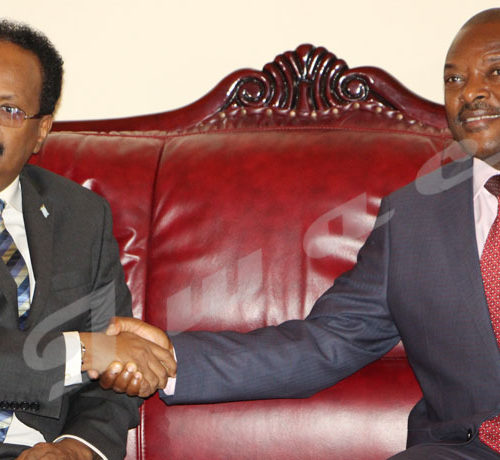 Du 18 au 19 février, Mohamed Abdoulahi, président somalien a effectué une visite au Burundi.Poignée de main entre les deux présidents