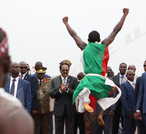 Du 18 au 19 février, Mohamed Abdoulahi, président somalien a effectué une visite au Burundi. Un tambourinaire burundais en action