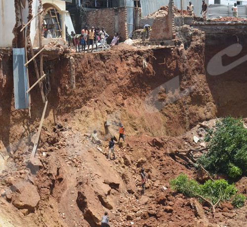 Jeudi, 28 mars 2019 - Un ravin détruit systématiquement des constructions au quartier Kinanira II de la zone de Musaga. Une partie de l'école a été emportée. La route goudronnée traversant le quartier est à 5 m du ravin. ©Rodrigue Murerwa/Iwacu