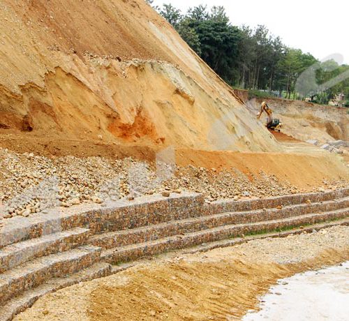 Mardi, 16 avril 2019-Les travaux de stabilisation et de protection de l'école fondamentale Nyakabiga III, de l'école primaire du jardin public et de l'Eglise Pentecôte contre la rivière Ntahangwa touchent à sa fin.©Térence Mpozenzi/Iwacu