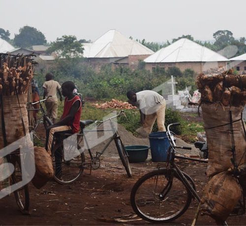 Lundi, 10 juin 2019- Dans ce cimetière situé derrière le commissariat provincial de Muyinga, au moment où les uns enterrent les leurs, le commerce continue./© Térence Mpozenzi/Iwacu