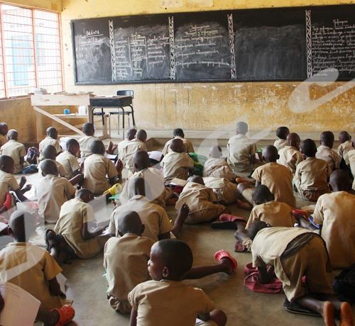 Jeudi 12 Septembre 2019- Les écoliers de l'Ecofo Gasenyi II en Mairie de Bujumbura s'assoient par terre suite au manque de pipitres./©Térence MPOZENZI/Iwacu