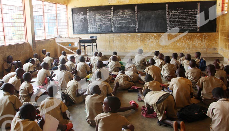 Ecofo Gasenyi  II : les écoliers assis à même le sol en classe