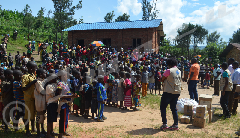 Distribution de matériel scolaire à Mugina