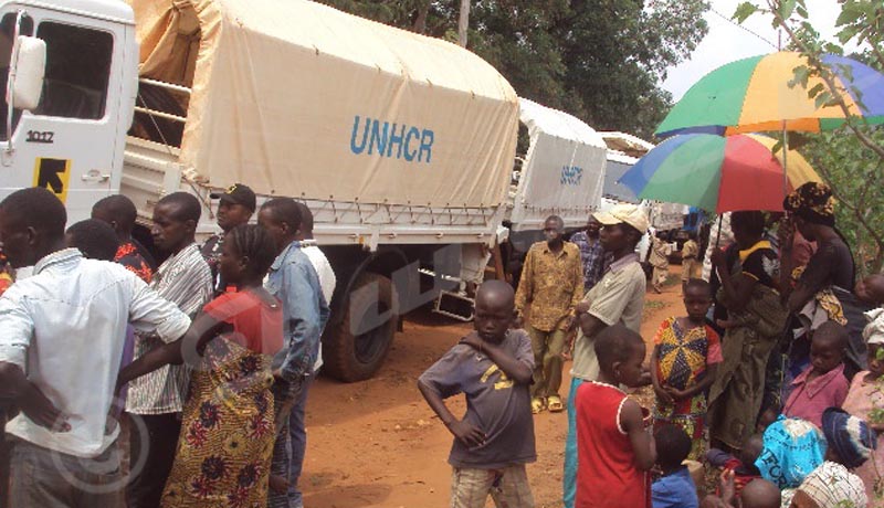 Lusenda : Quand des camions de rapatriés croisent un convoi de réfugiés