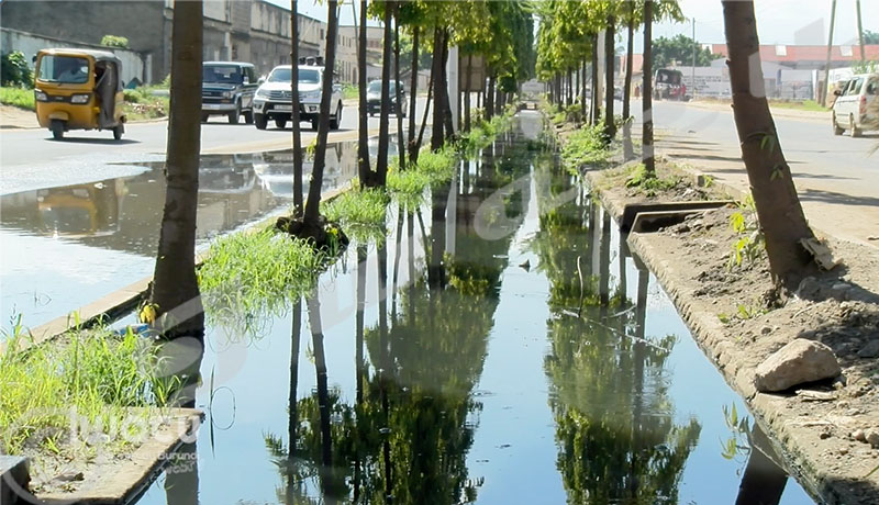 Boulevard Melchior Ndadaye : Quand les eaux de pluie débordent gênant la circulation