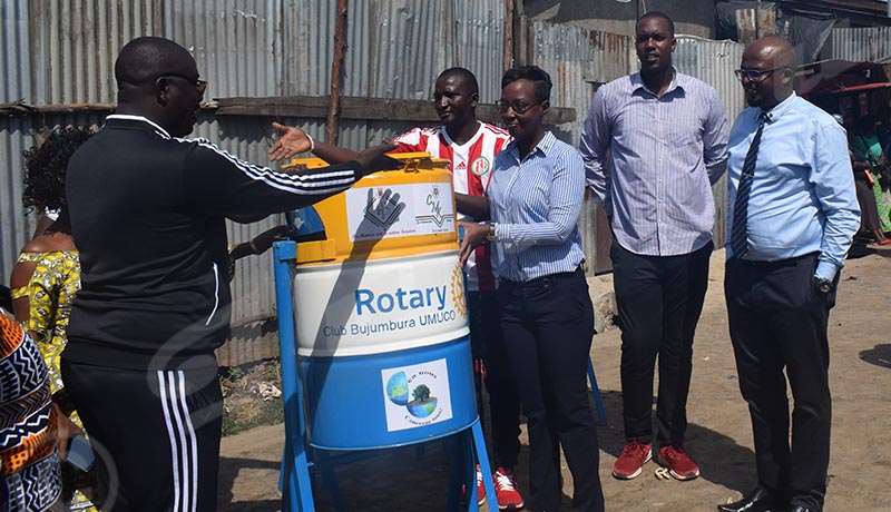 Don de 20 poubelles publiques pour la commune urbaine de Mukaza