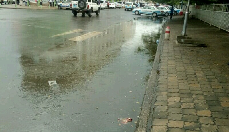Centre-ville de Bujumbura: une stagnation des eaux de pluie qui gène