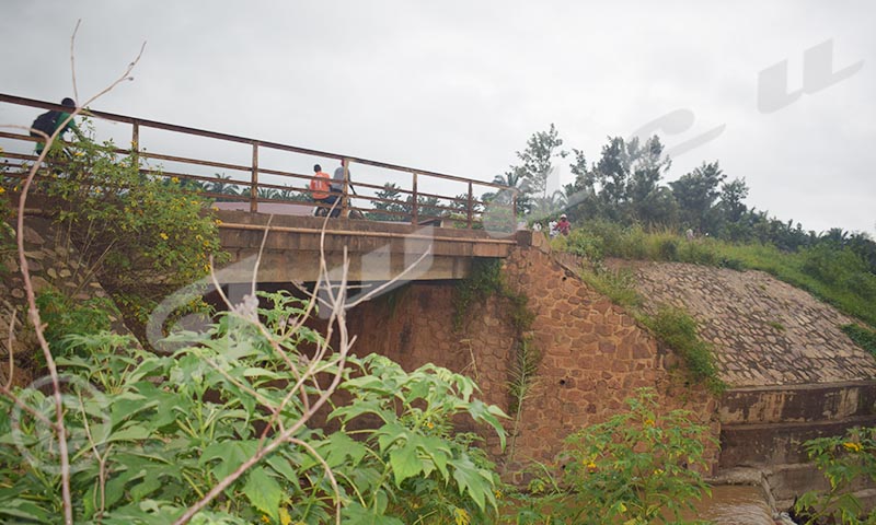 Le pont sur la rivière Muzazi risque de céder