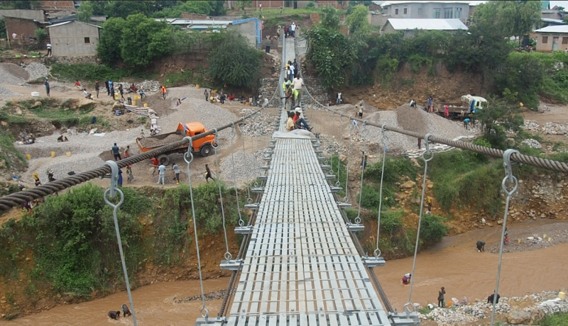 Construction d'un pont de 600 mètres qui enjambe la vallée de Msikaba