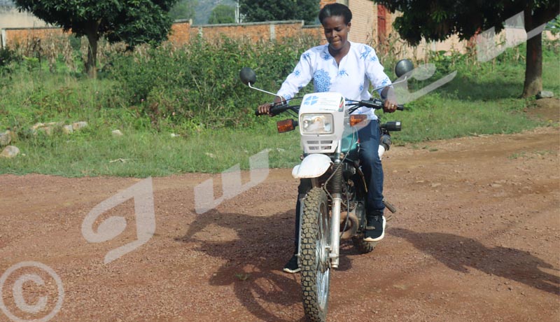 Sillonner les collines sur une moto, la prouesse de Daphrose