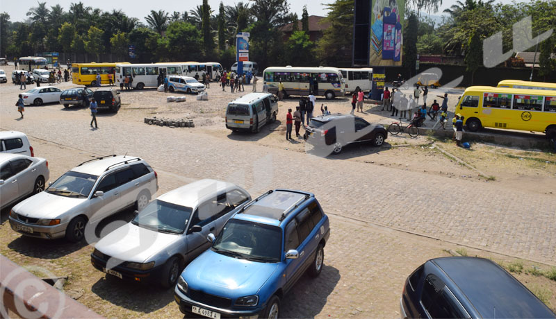 Parking du marché de Kinindo : les usagers dénoncent des irrégularités