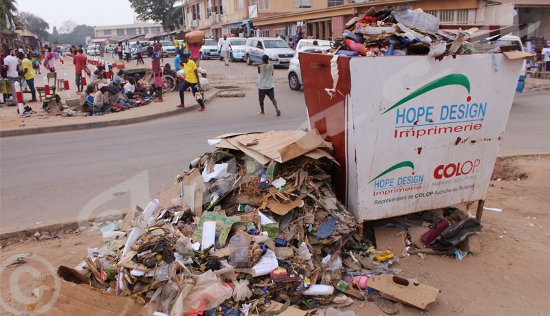 Quand les poubelles publiques deviennent des dépotoirs