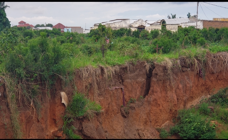 Un ravin à Gisyo, des maisons s’effondrent et un cimetière est menacé