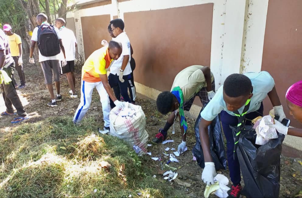 « Plogging » : des jeunes se mobilisent pour rendre propre la ville de Bujumbura
