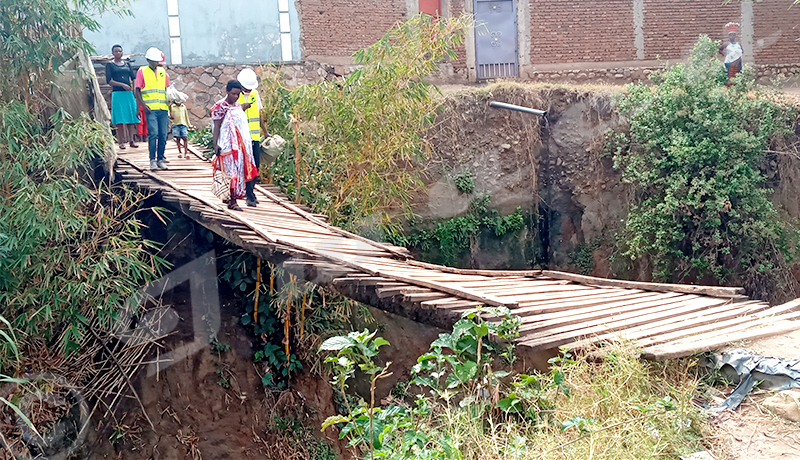 Ntahangwa : Le pont Nyabagere sur le point de s’affaisser, la population s’inquiète