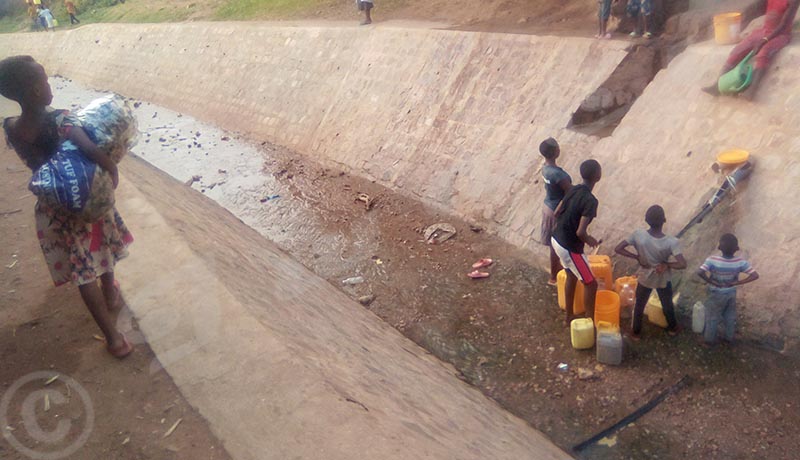 Les habitants du quartier Nyabagere puisent l’eau dans un caniveau