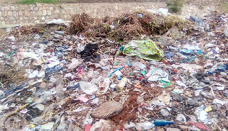Kamenge : Des décharges des déchets grandissent au bord de la rue et la rivière