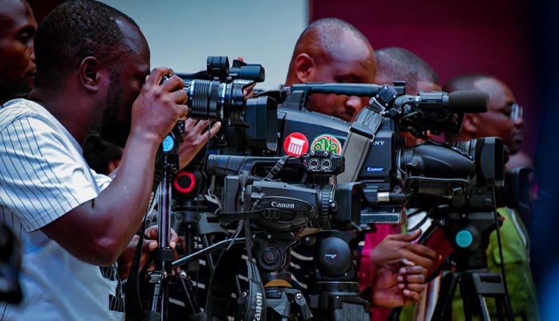 Repenser la presse | Burundi/Médias : Quand la presse pose des micros et pas des questions