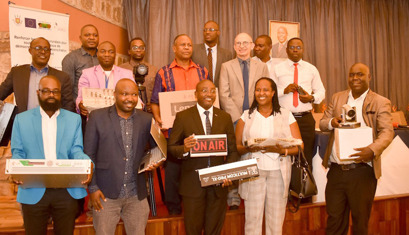 Burundi/Médias : la Fondation Hirondelle et l’UE remettent des équipements aux médias