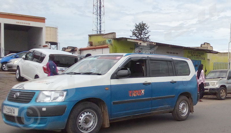 Nouveau look pour les taxis et les bus : certains conducteurs grognent