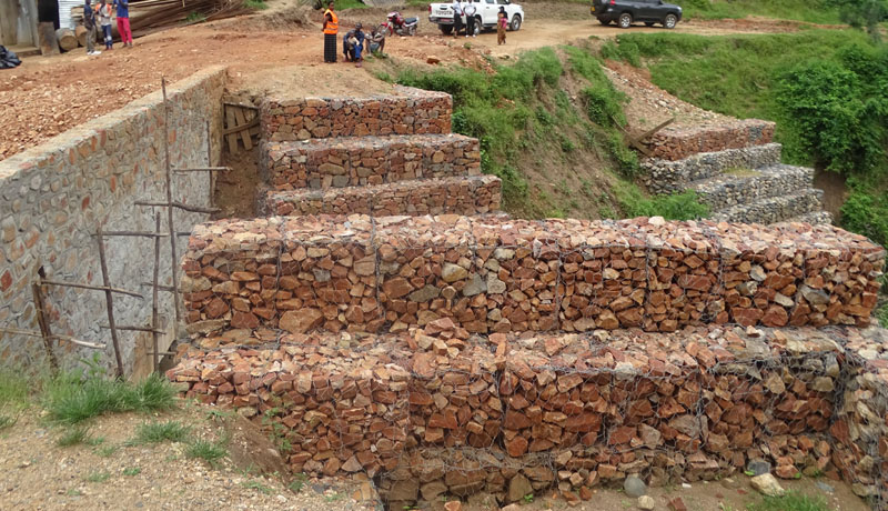 Muyira :  Un pont inachevé sur la rivière Nyabiyorwa