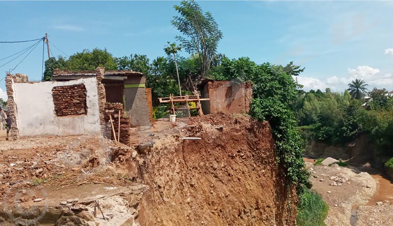 Kanyosha/Musama : Cinq maisons déjà emportées par un ravin de la rivière Kanyosha