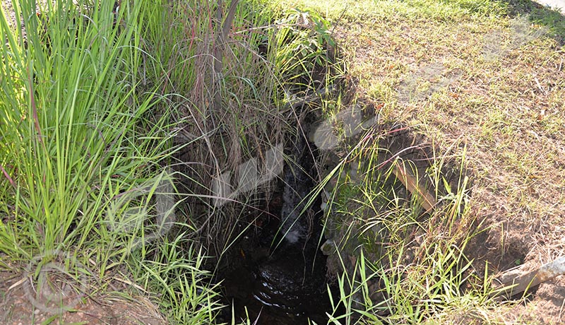 Le boulevard Mwezi Gisabo : un trou menace le caniveau d’écoulement des eaux