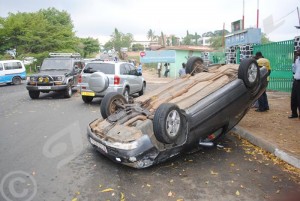 Accident devant la RTNB. Un jeune au volant de cette  voiture est sorti sain et sauf, avant de prendre le large. Il avait cogné la jeep.©Iwacu