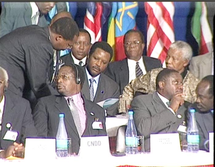 Buyoya signe l'Accord d'Arusha sous le regard attentionné de Mandela ©Iwacu