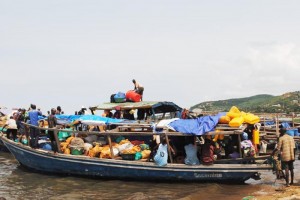 Boat plein de marchandises au port de Rumonge ©Iwacu