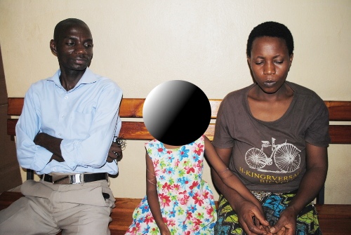 De gauche à droite, Musolewa Bambonanire, chargé des affaires juridiques à la Sojepae, la petite fille Joëlle Ntungane et sa mère ©Iwacu