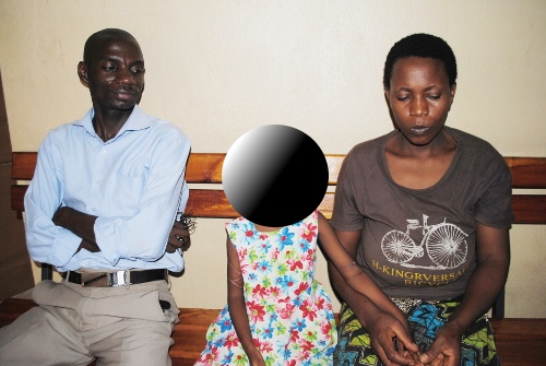 De gauche à droite, Musolewa Bambonanire, chargé des affaires juridiques à la Sojepae, la petite fille Joëlle Ntungane et sa mère ©Iwacu