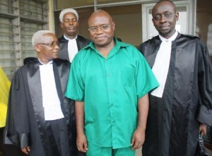 Le détenu Bamvuginyumvira entouré de ses trois avocats ©Iwacu